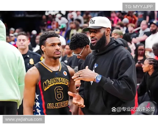 布朗尼半场表现平平仅得3分3助正负值惨淡12引发关注